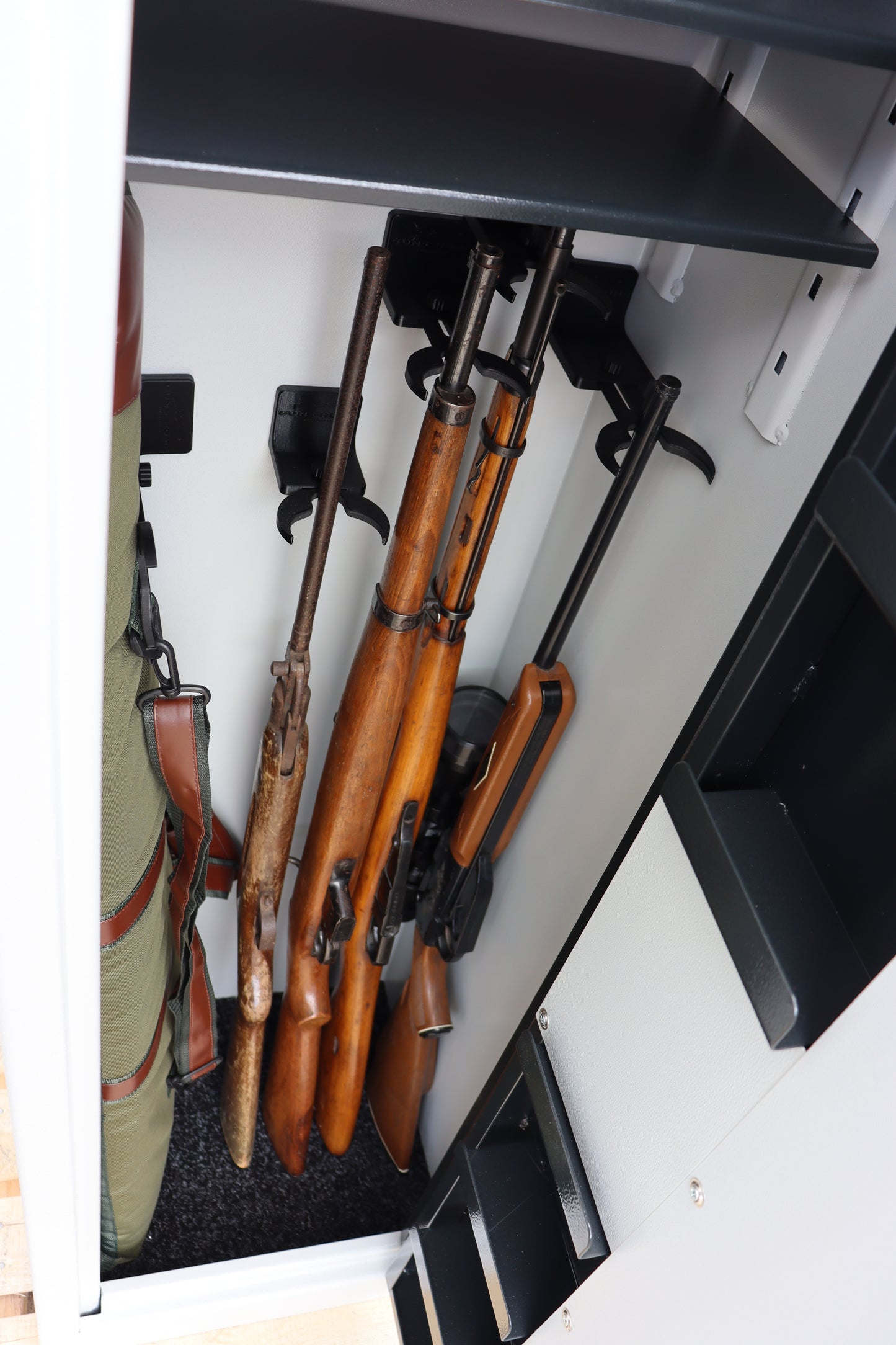 Waffenschrank Hunter Hirsch mit Musterbestückung
