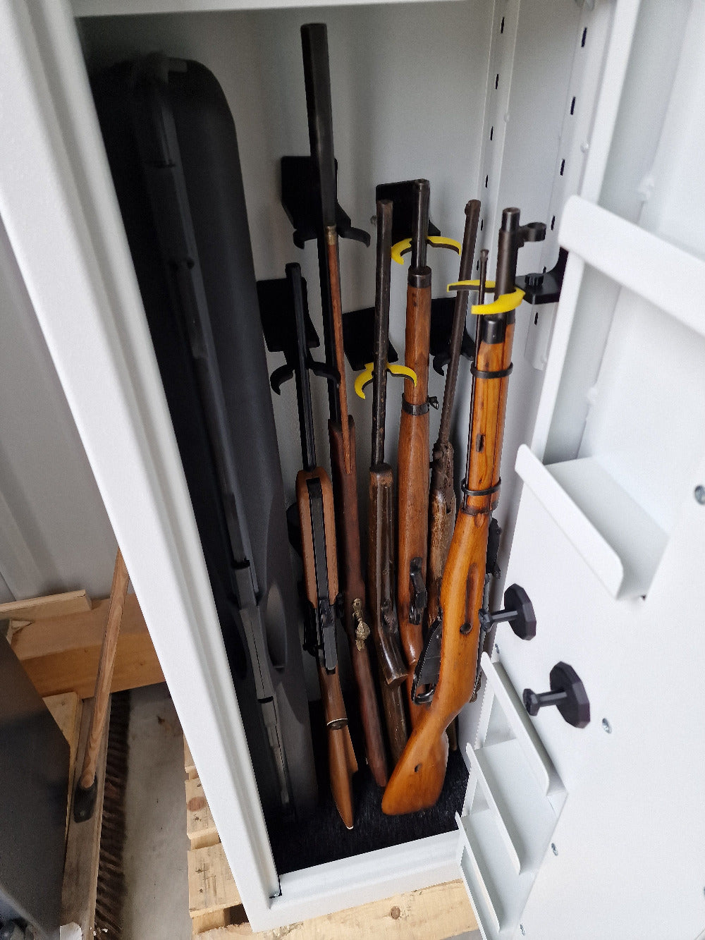 Waffenschrank Hunter Hirsch Musterbestückung mit Waffenkoffer