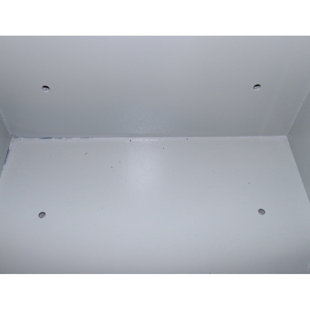 Waffenschrank Befestigungsbohrungen Boden und Rückwand, unten.