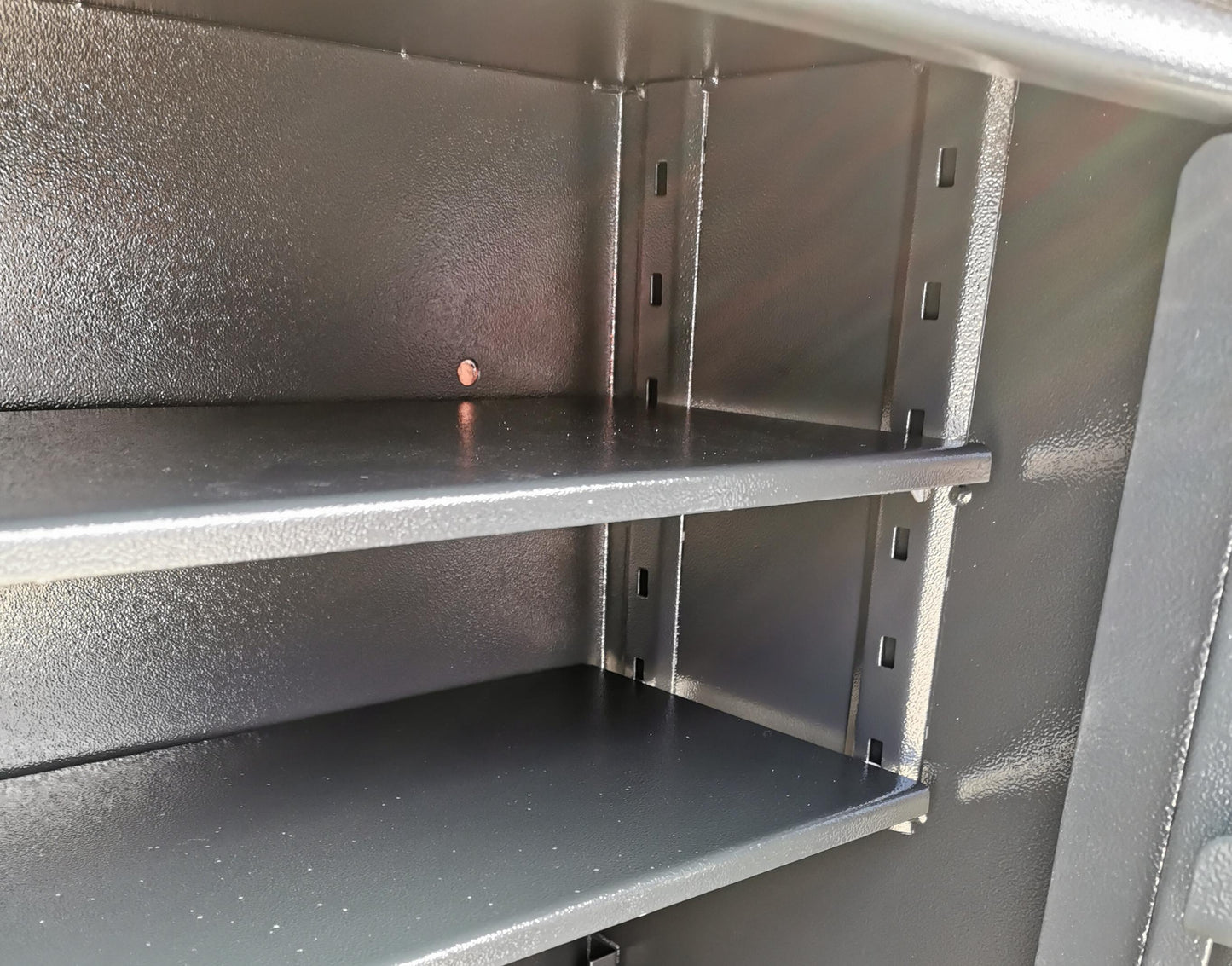 Zwei Regalböden, höhenverstellbar und entnehmbar