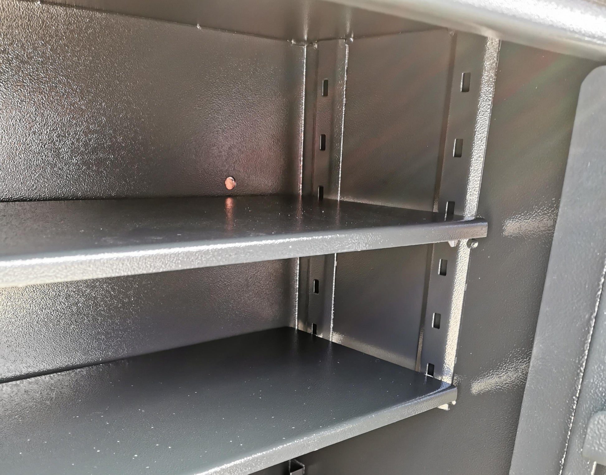Zwei Regalböden, höhenverstellbar und entnehmbar