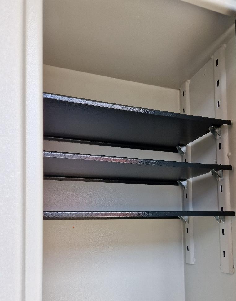 Waffenschrank_mit_3_Regalboeden